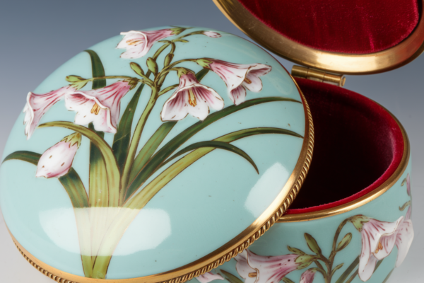 round Tiffany porcelain hinged lidded trinket box France Limoges Fritillaria